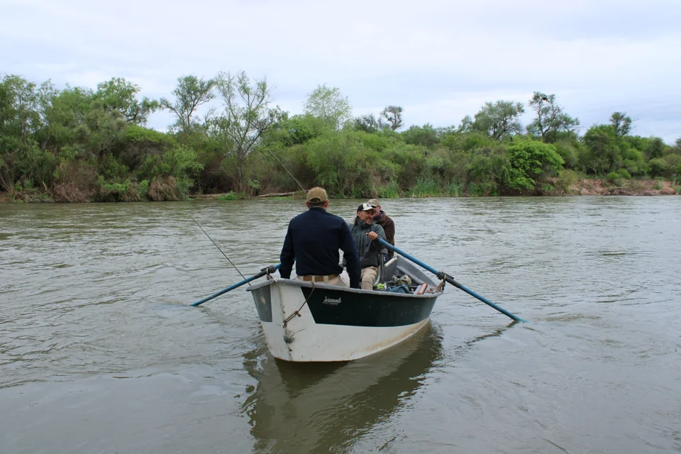 Una salida en bote por el río Juramento.