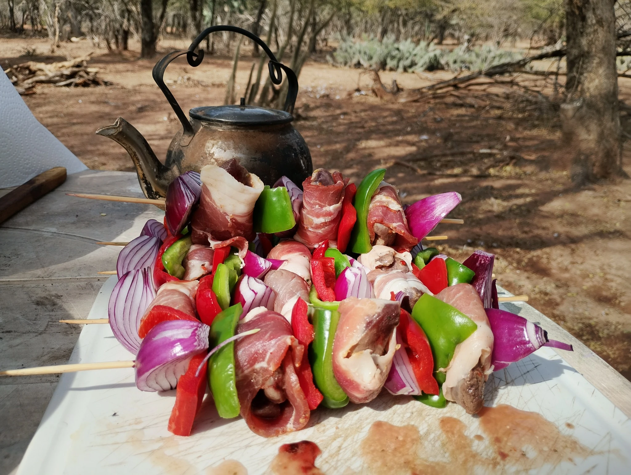 Brochettes preparados junto a la mesa al aire libre.