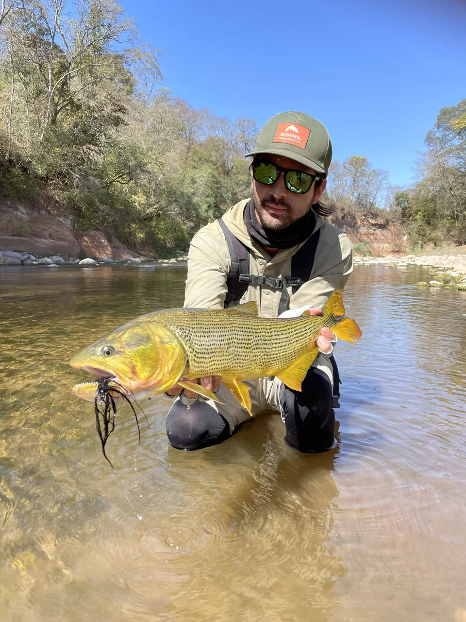 Un pescador comparte su captura.