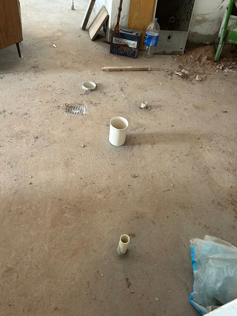 Detalle de las salidas de cañerías y del piso
