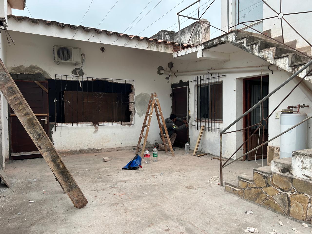 Patio y escalera con trabajos de reparación