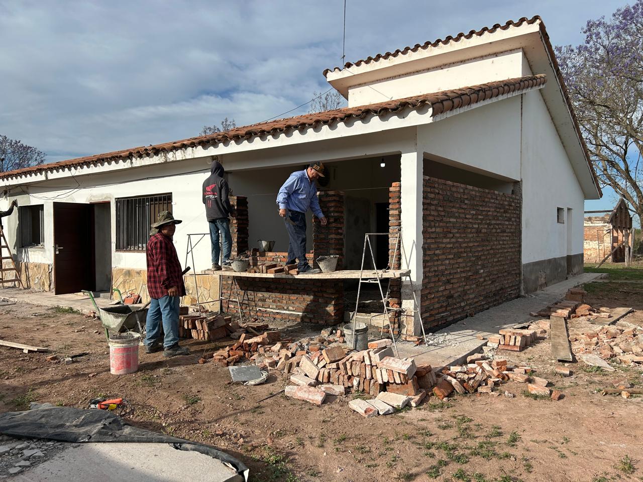 Trabajadores y mampostería nueva en la galería
