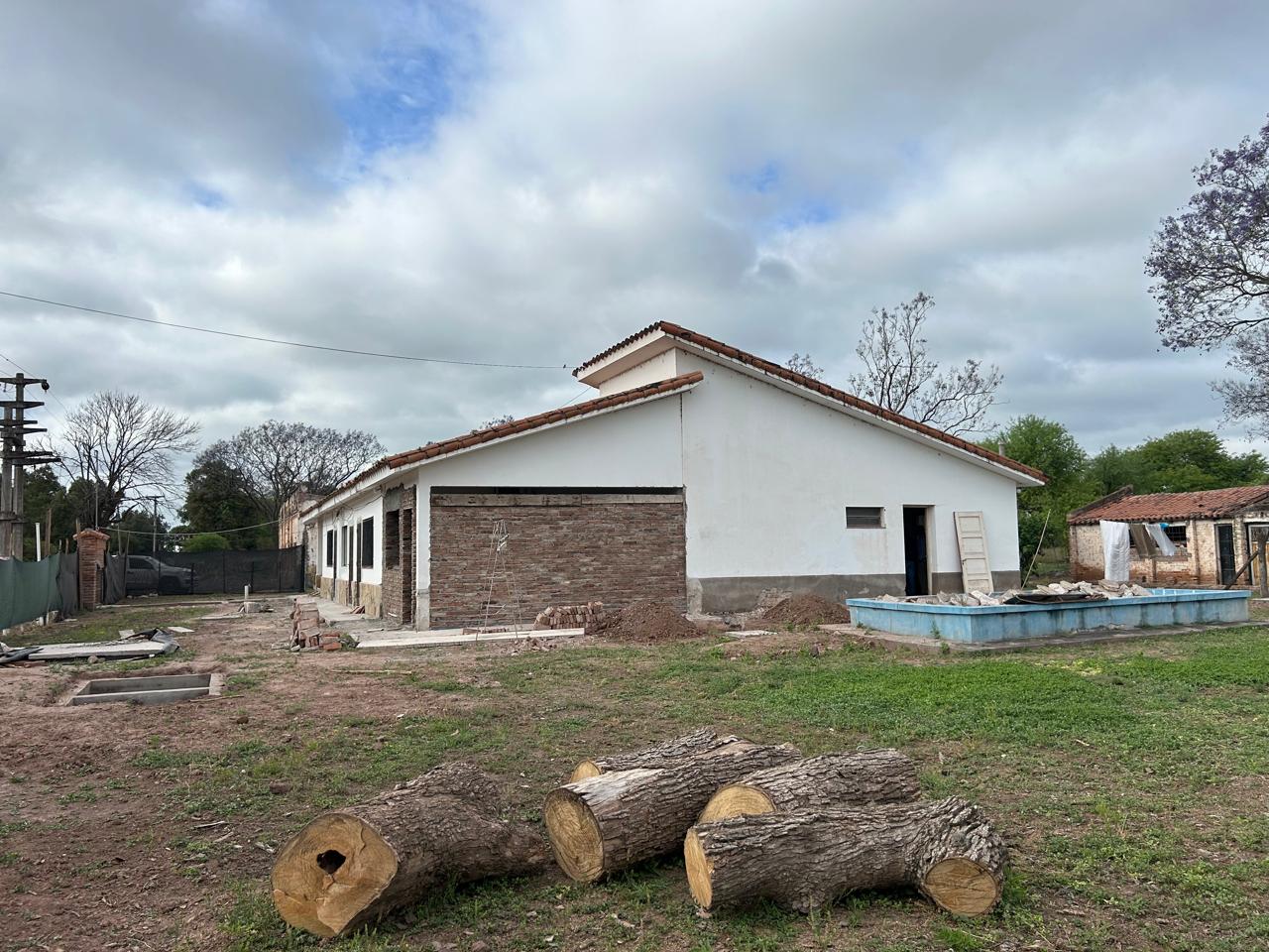 Vista exterior de la casa y la galería en construcción