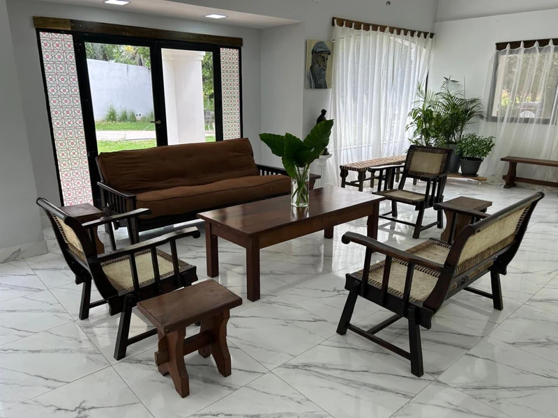 Sillones y ventanales para compartir un momento.