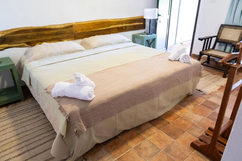 Una habitación preparada con camas y toallas.