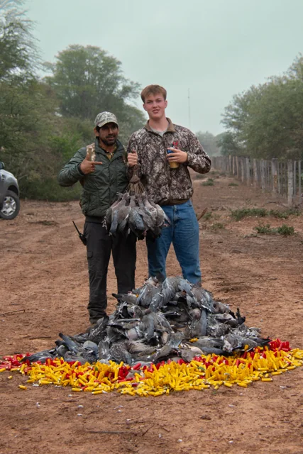 Un participante junto a las palomas de la salida.