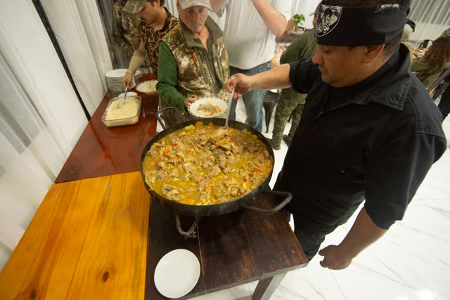 Una preparación servida en la mesa.