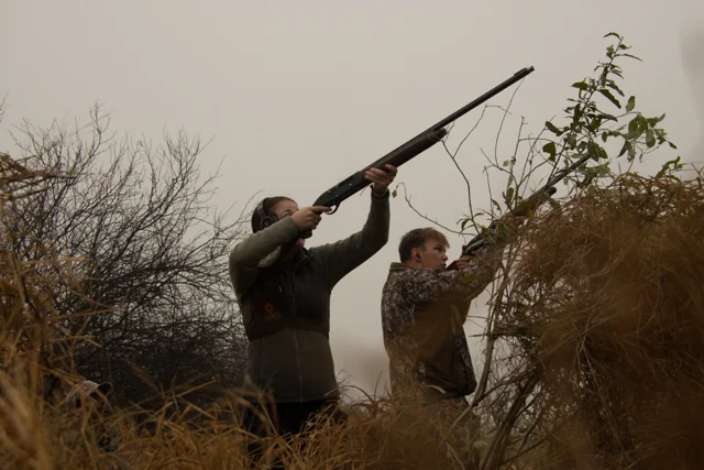 Participantes durante una jornada de caza de palomas.