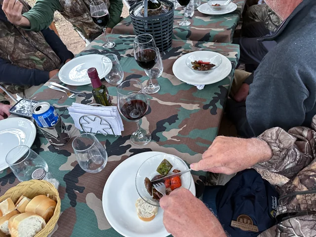 Comida y una charla compartida al aire libre.