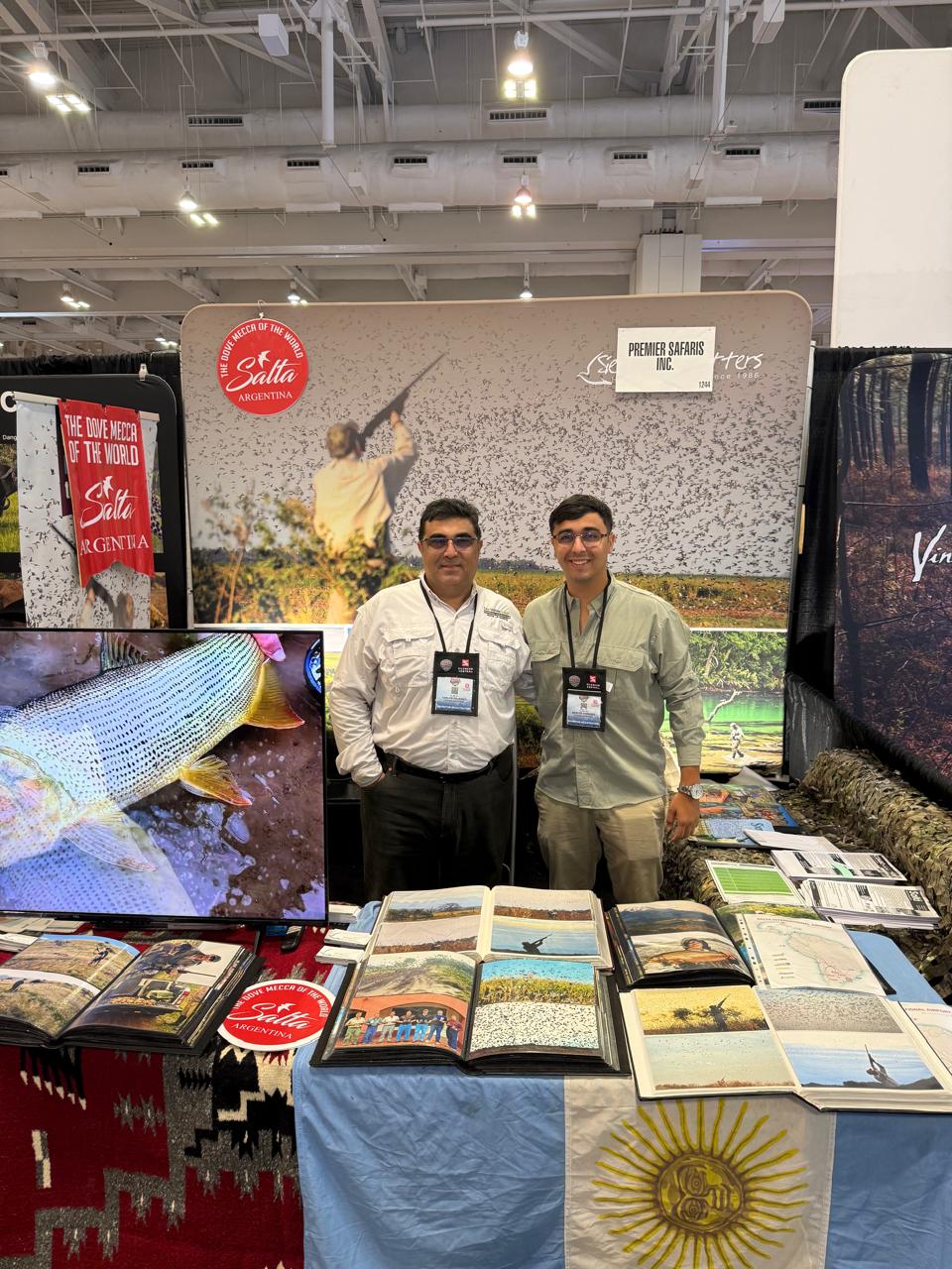 Marcos junto a otro participante en una feria de caza y pesca